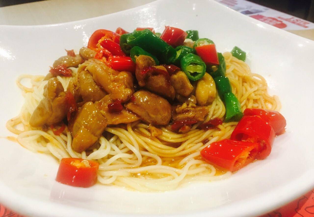 教你爽口美味的酸辣鸡丁面,简单易做又营养好吃,孩子们特喜欢_备用