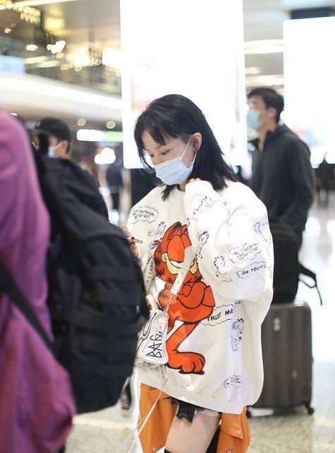 黄龄素颜亮相机场,大码卫衣配超短牛仔裙,34岁打扮比年轻人还潮_造型
