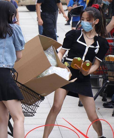 杨超越的增高鞋太可怕,录节目突然崴脚,特写下:粉丝不淡定了_鞋子