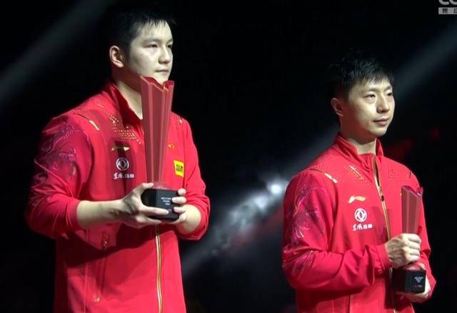 樊振东捧起奖杯,非常淡定,一举动彰显大将风范,马龙有些小失落_决赛