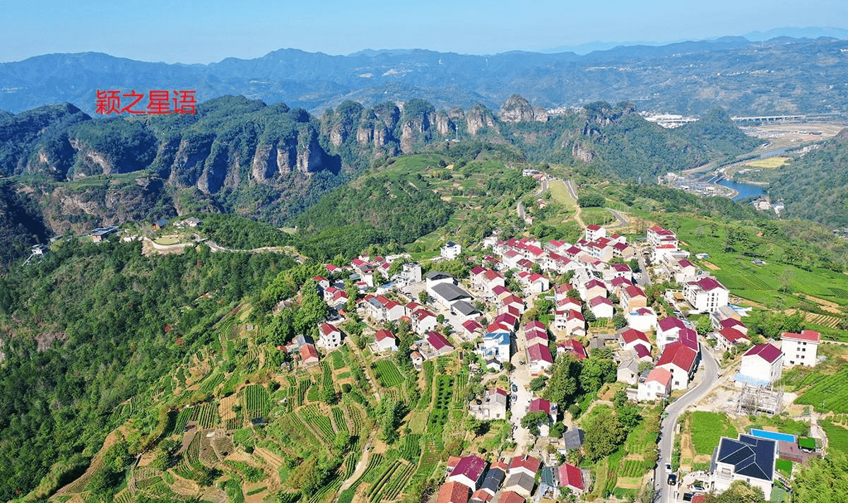 村前是穿岩十九峰和巍然台头山,横看成岭侧成峰,远近高低各不同.