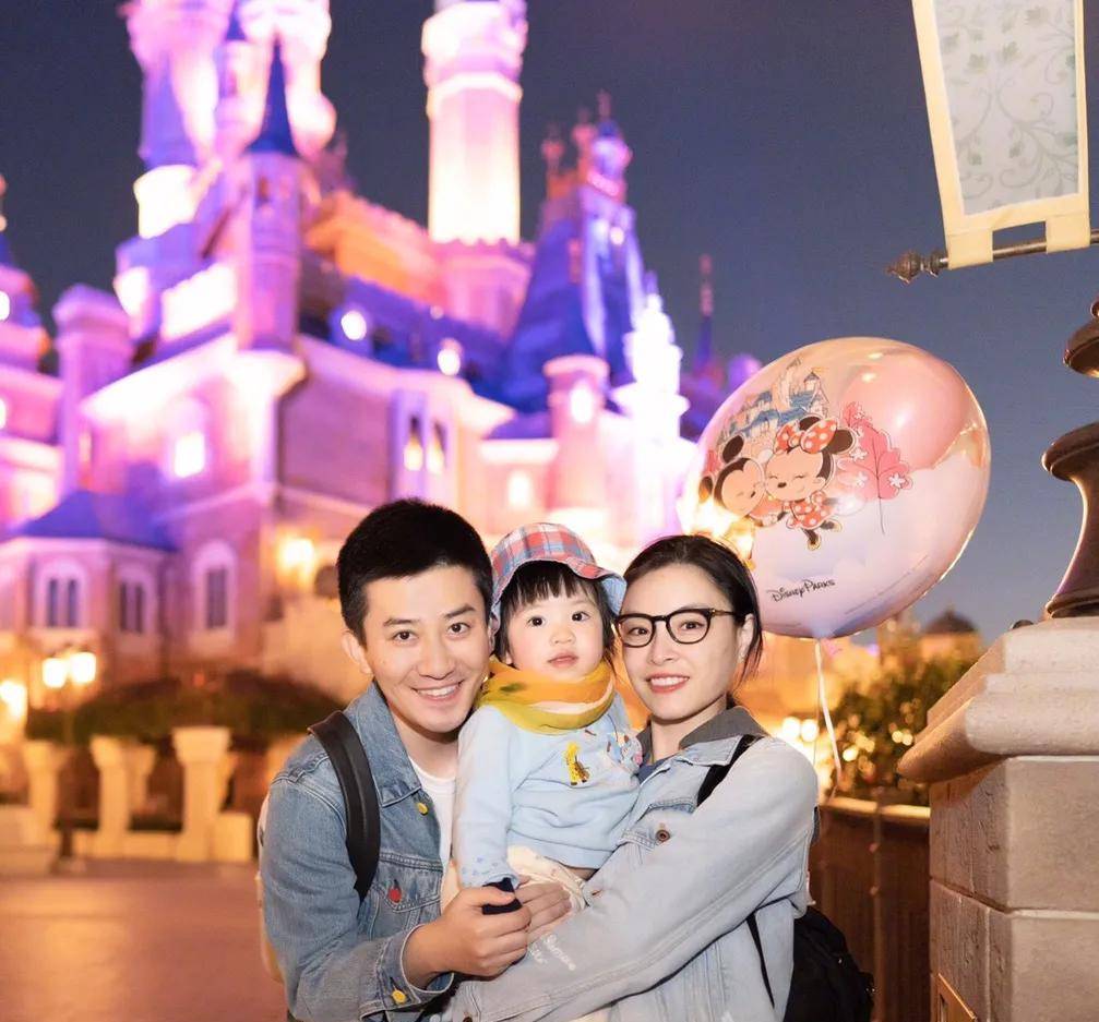 吴敏霞老公晒一家四口温馨画面,二胎儿子握妈妈手熟睡太有爱_安安_张