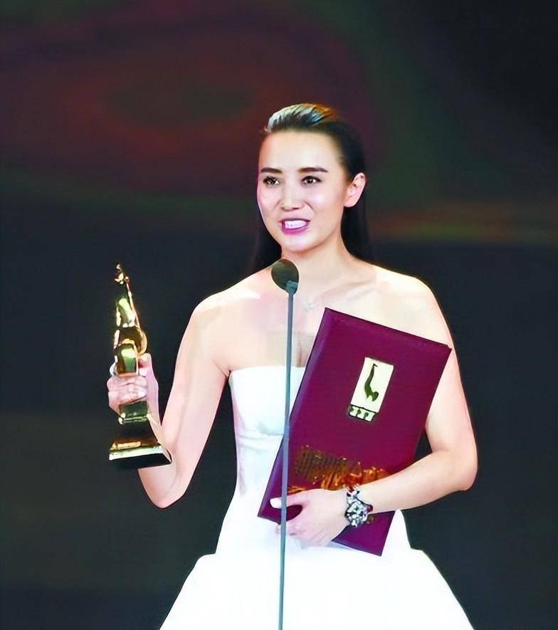 冷静下来仔细想想也不难理解宋佳为何会突出重围,首先白玉兰奖明确