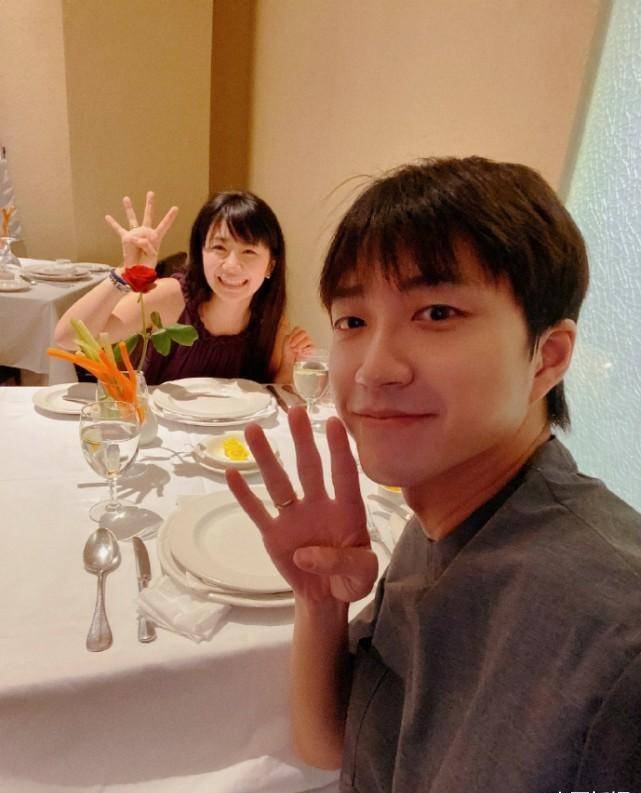 江宏杰福原爱相继分享了当日深夜约会的照片,夫妻俩仪式感十足,可爱