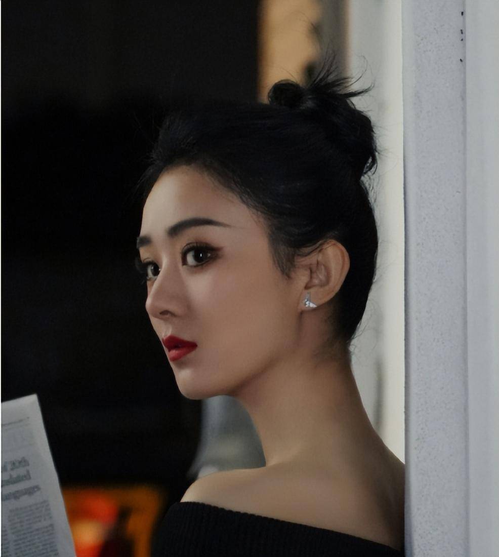 35岁赵丽颖最新营业照,比耶吐舌花式卖萌,生图精修美得无差别_颖宝