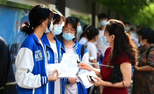 其次虽然一二三本取消,但是分数线依然存在,这更考验学生对报考规则的