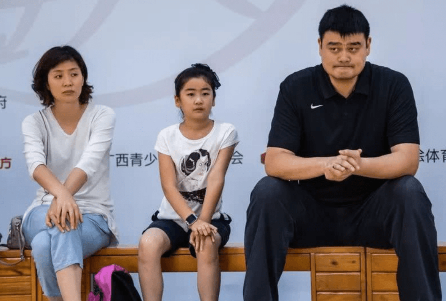 12岁姚沁蕾身高超过1米85,身材气质随叶莉,老爸姚明胖得像小山_女儿