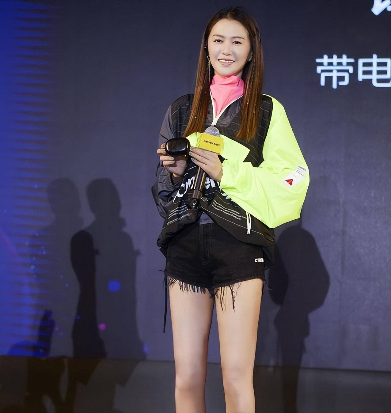 "一嘴毛"的6厘米牛仔裤搭配运动服,谭维维变身时尚嫩模!