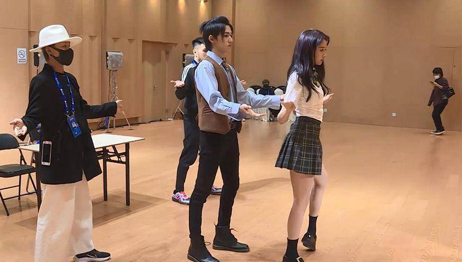 关晓彤宋亚轩跳舞花絮曝光,被强制要求贴近身体,这身材真实吗?