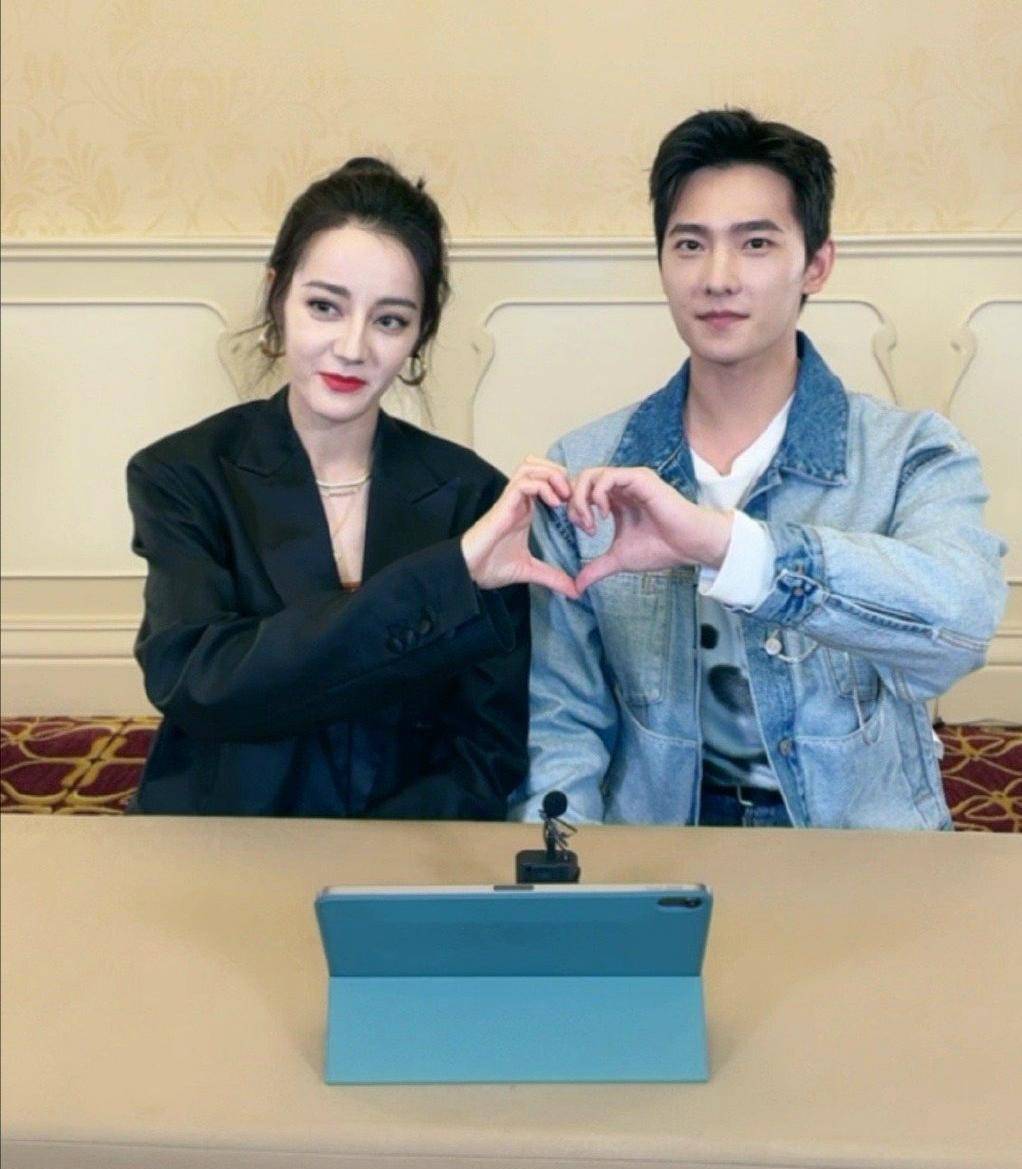 杨洋迪丽热巴同游迪士尼,情侣式游玩堪称七夕典范,回家后还有一波甜蜜