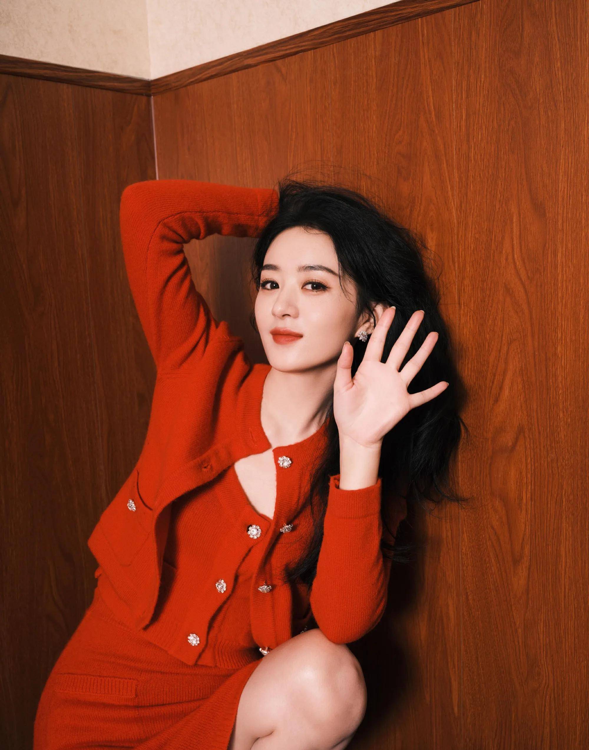 赵丽颖新年红喜庆大片,扎双马尾蝴蝶结盘发好俏皮灵动,甜美可爱_颖宝