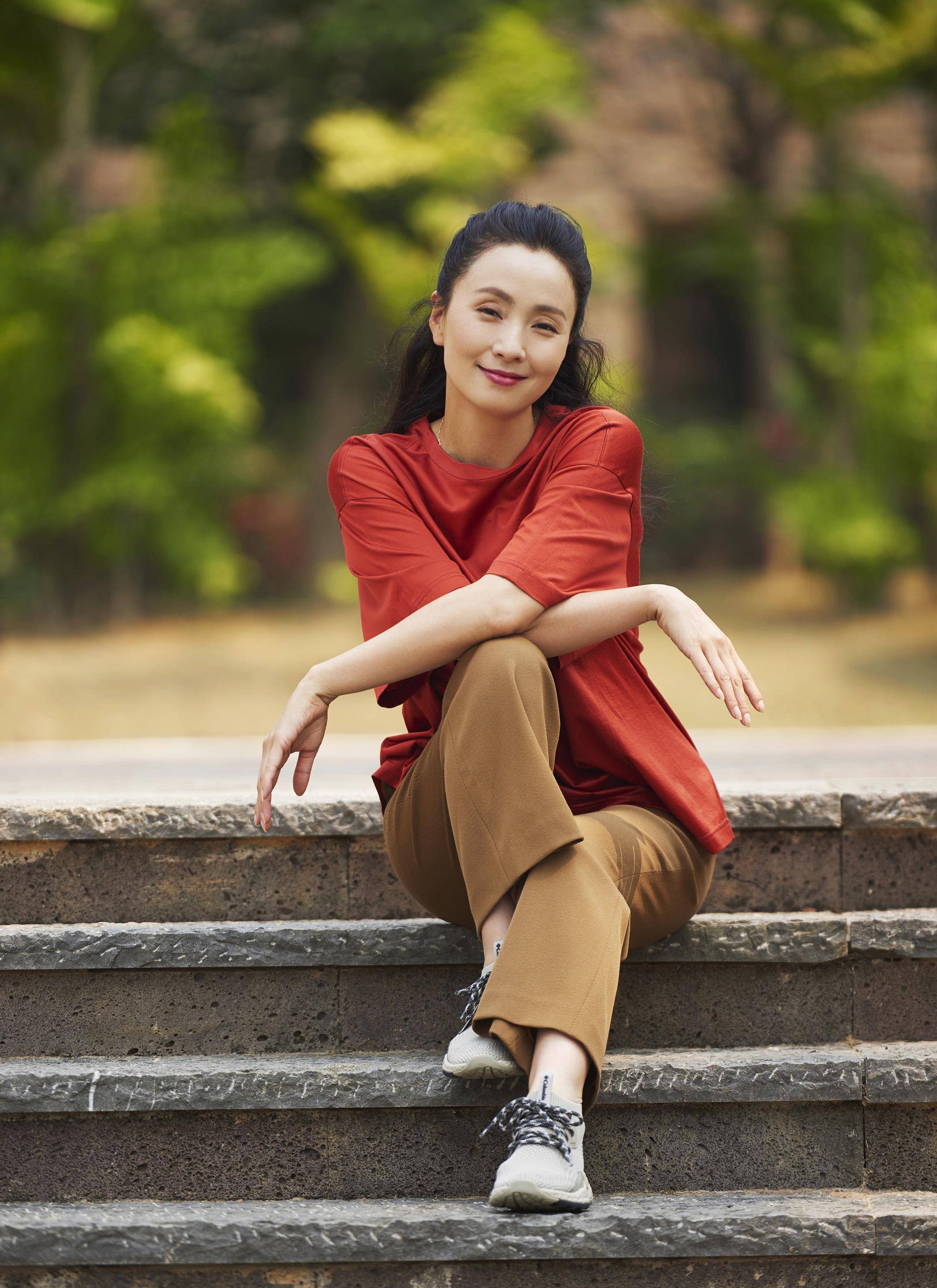陶虹录节目,红色宽松上衣配驼色阔腿裤,时而像贵妇,时而像农妇_穿着