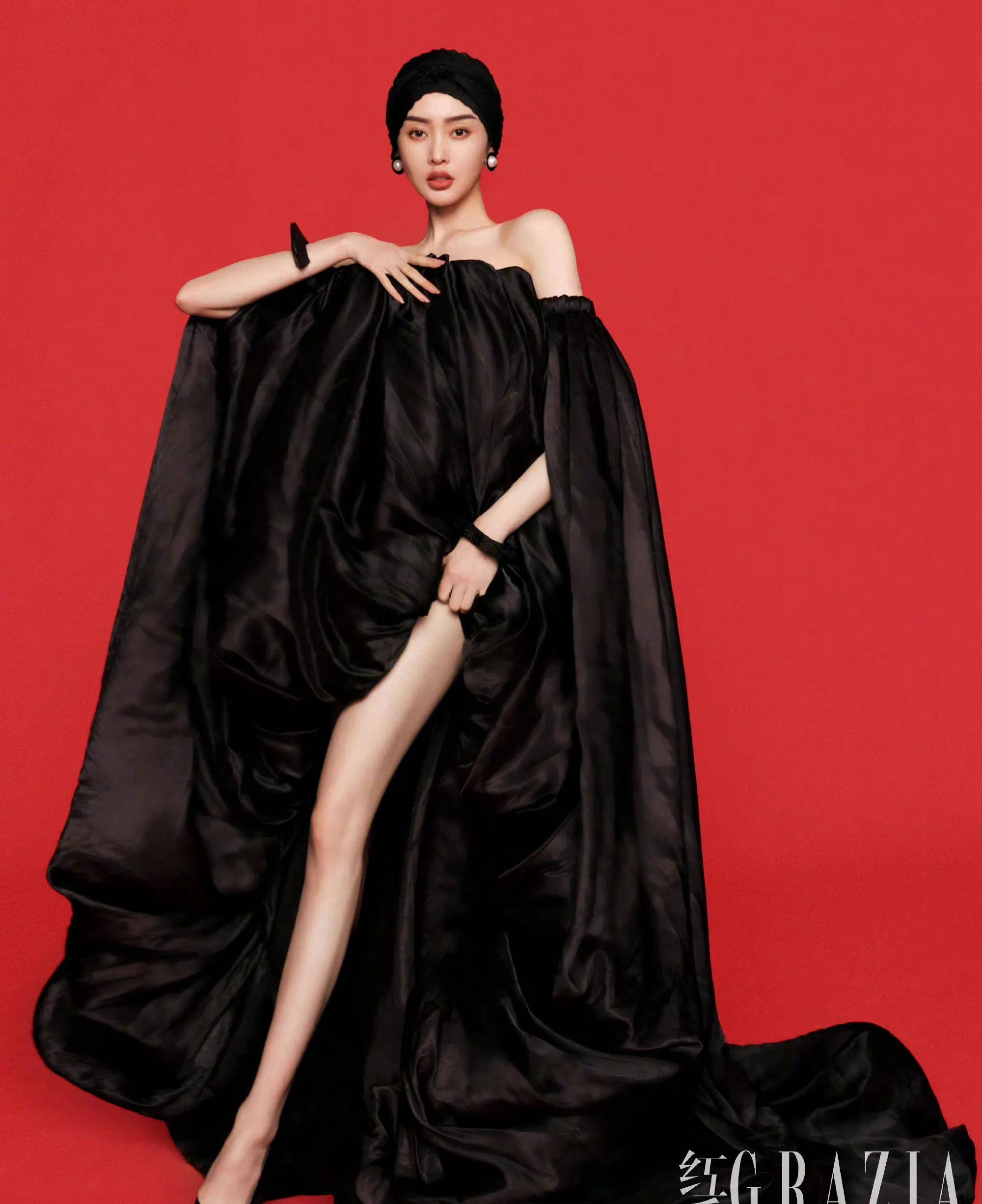 张天爱红秀一月封面大片 御姐气场全开 穿黑丝梳油头露长腿酷飒性感