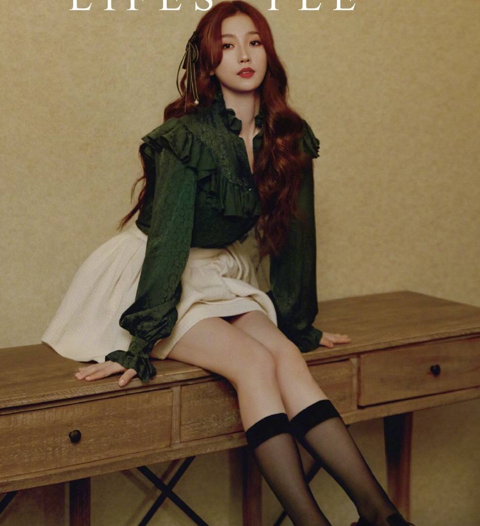 虞书欣最新大刊封面曝光,轻松驾驭各种风格,宛如童话里的公主