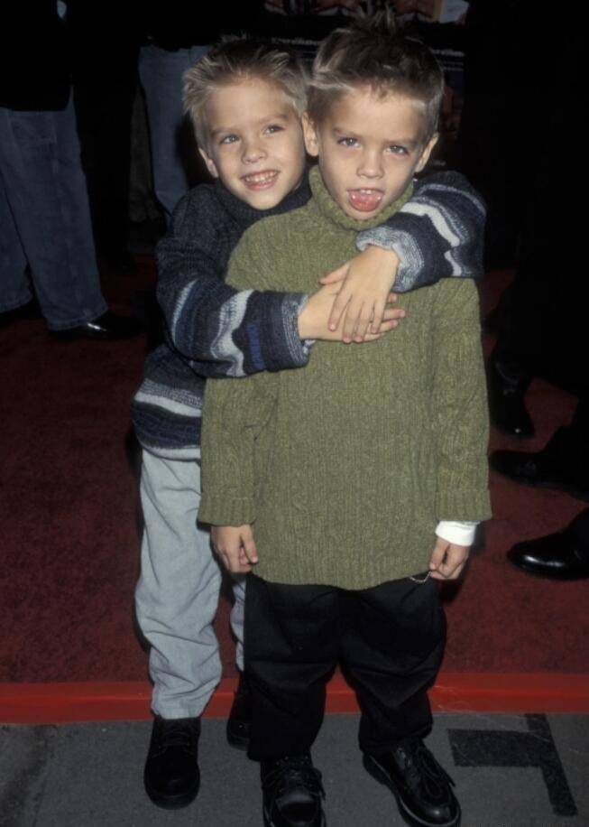 双胞胎迪伦·斯普罗斯和科尔·斯普罗斯在1999年的电影《老爸向前冲》
