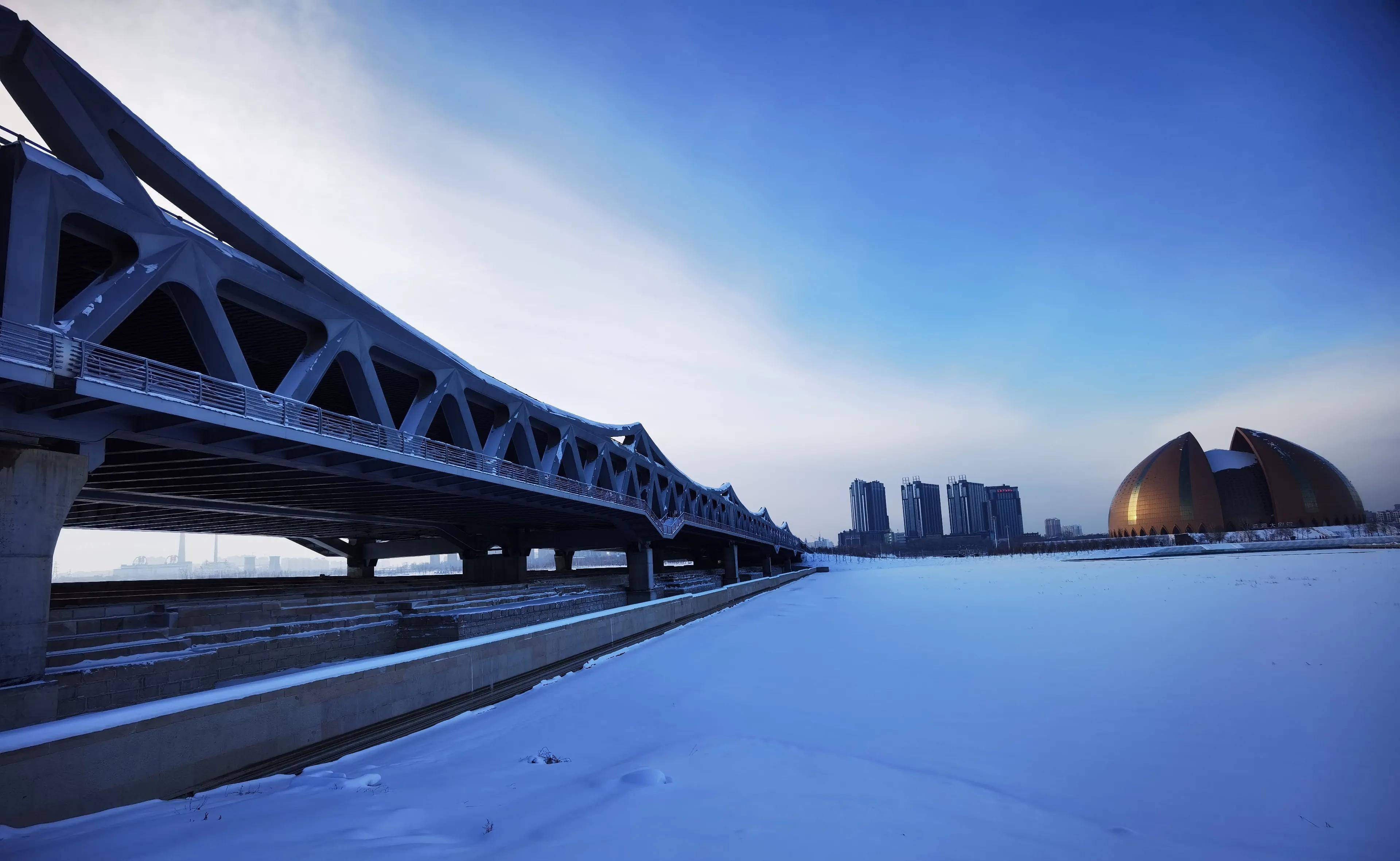 头屯河景观带:冬季里新的游玩地,希望未来能在这里建一个溜冰场_积雪