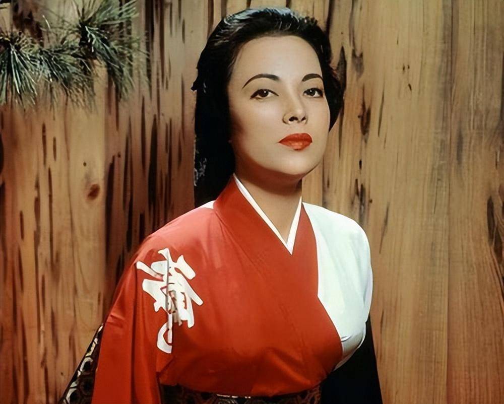 一代歌后李香兰:长相美艳的女星,唯一被无罪释放的女