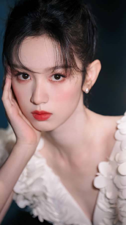 周也的前额留下自然的刘海,制造出一定的蓬松度,修饰脸型的同时显得软