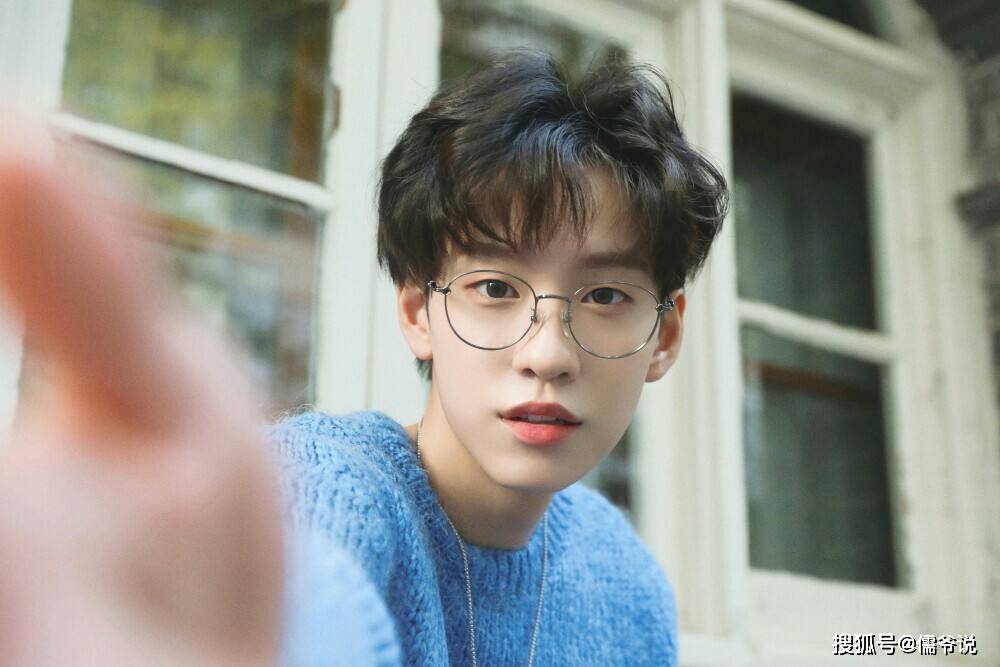 继父母ktv事件后,余景天又翻车,粉丝接机造成大拥堵,还辱骂维持秩序的