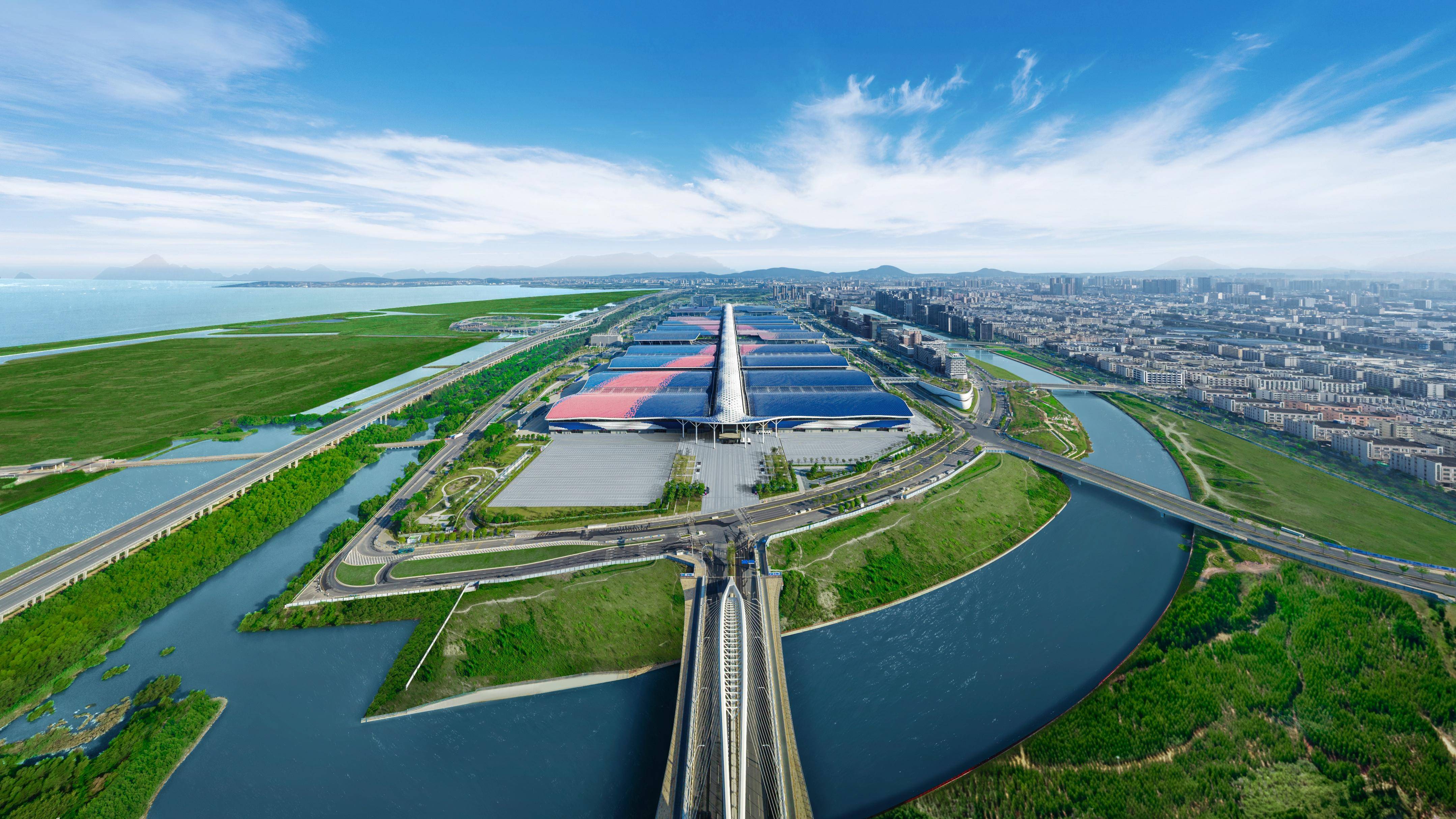 截流河两岸连接片区内多个水域,依次串联起全球最大会展中心,海洋新城
