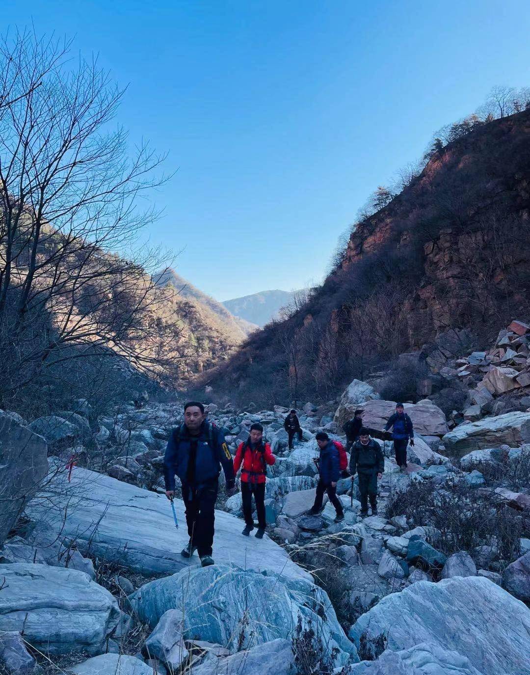 郑州驴友团徒步南太行赏冰凌河冰挂_到达_峡谷_大山