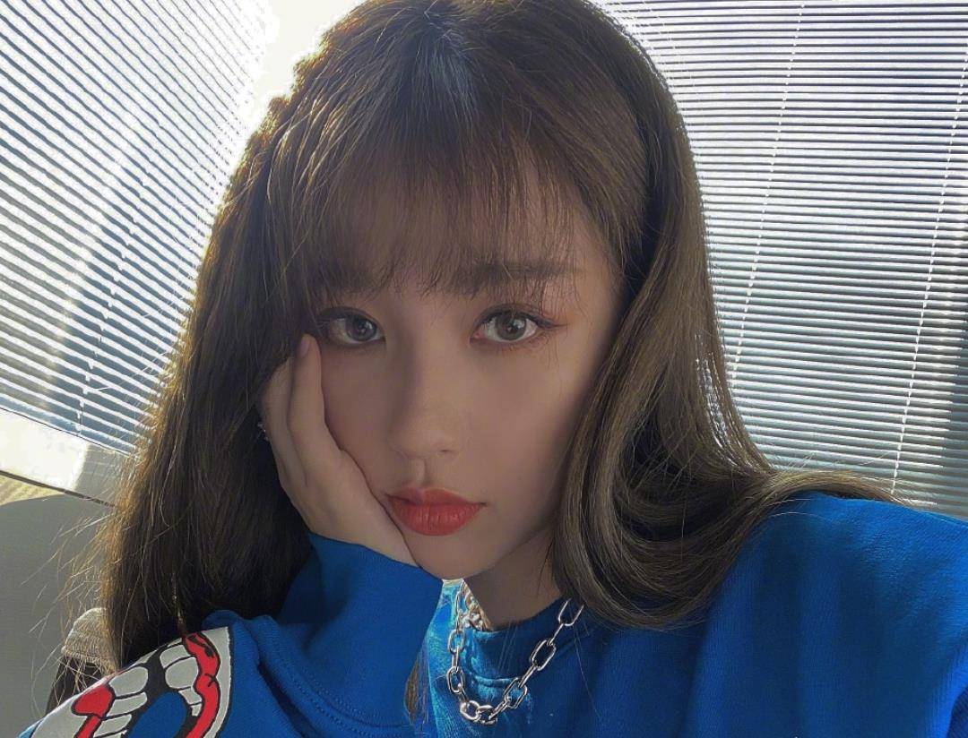 虞书欣酒店大晒自拍图,蓝色卫衣下的裤子引热议,这我没眼花吧?