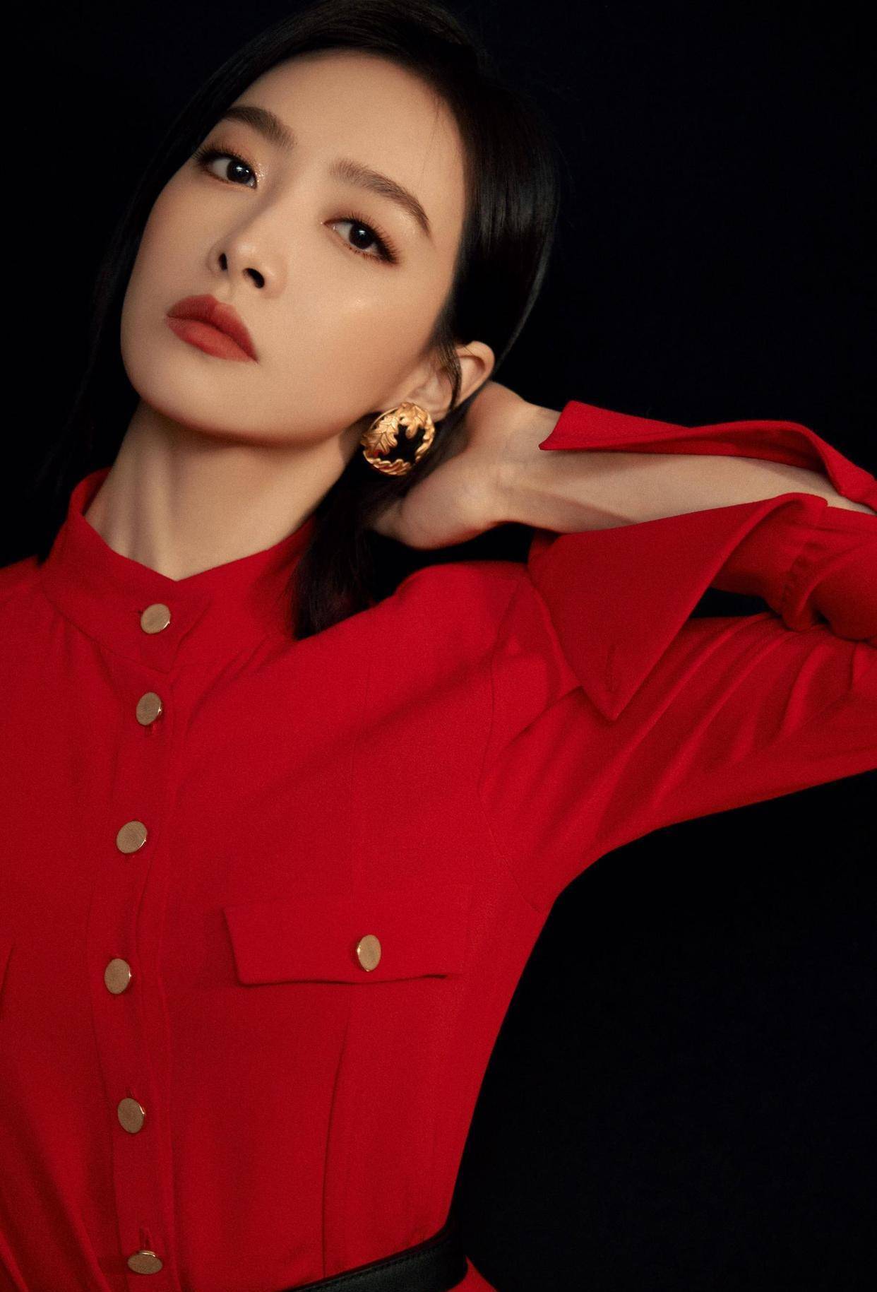 一袭红色长裙的宋茜,既美艳动人,又气质超然!