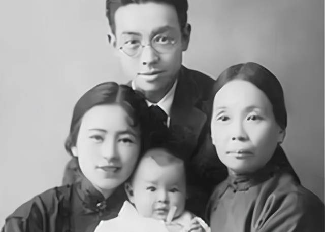 梁思成都是清华大学建筑系的教授,出生在这种知识分子的家庭中,梁从诫