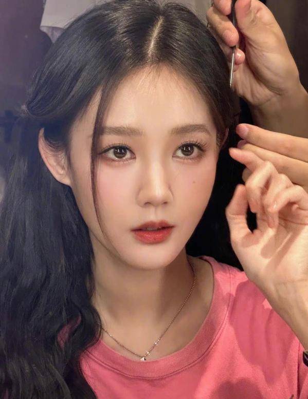 弃任嘉伦选成毅,李一桐新剧开机稳站c位,网友直言被重视真好_李艺彤