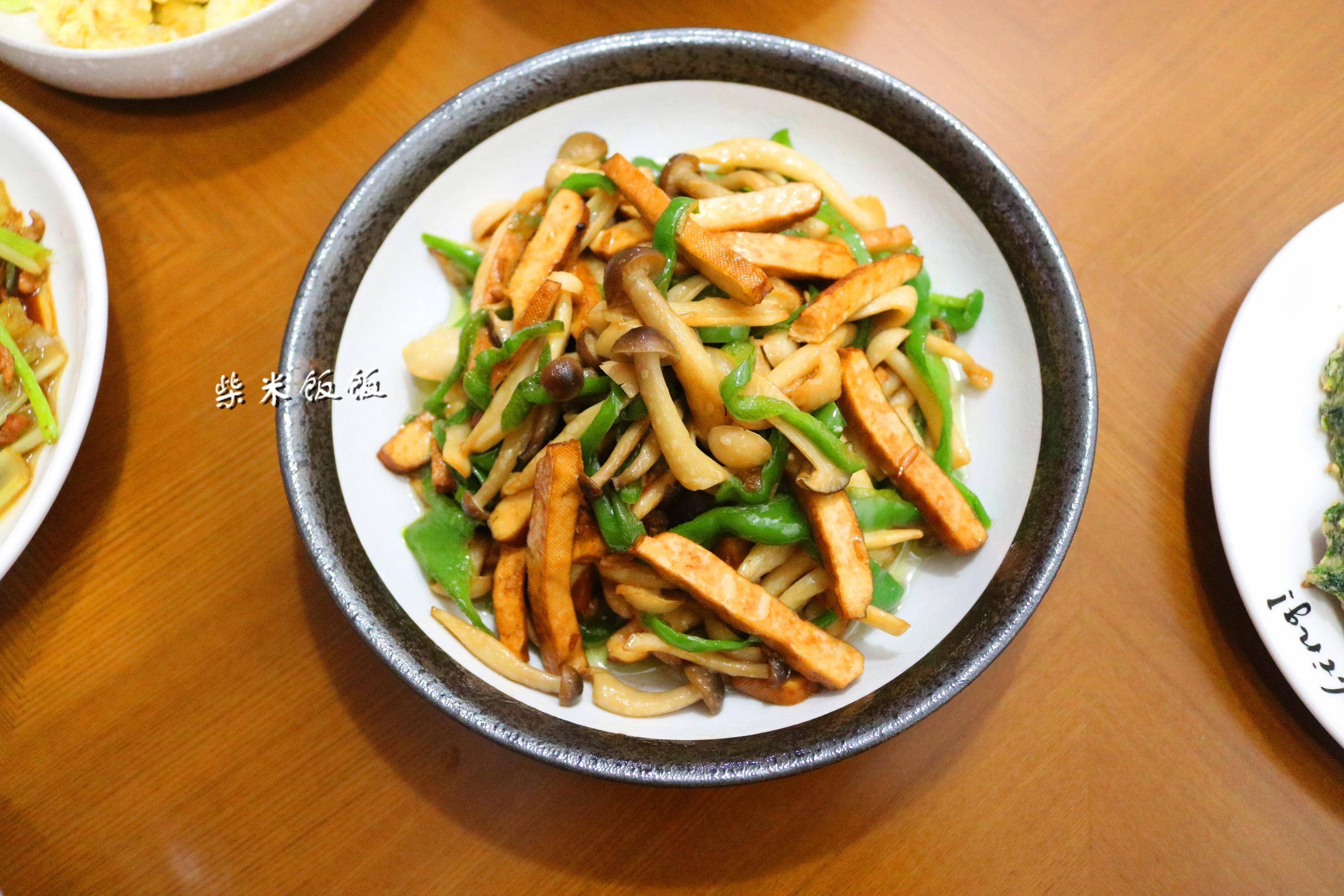 晚餐:香乾炒蟹味菇,芹菜炒肉絲,大蔥炒雞蛋,芹菜葉小餅今天午飯本來沒