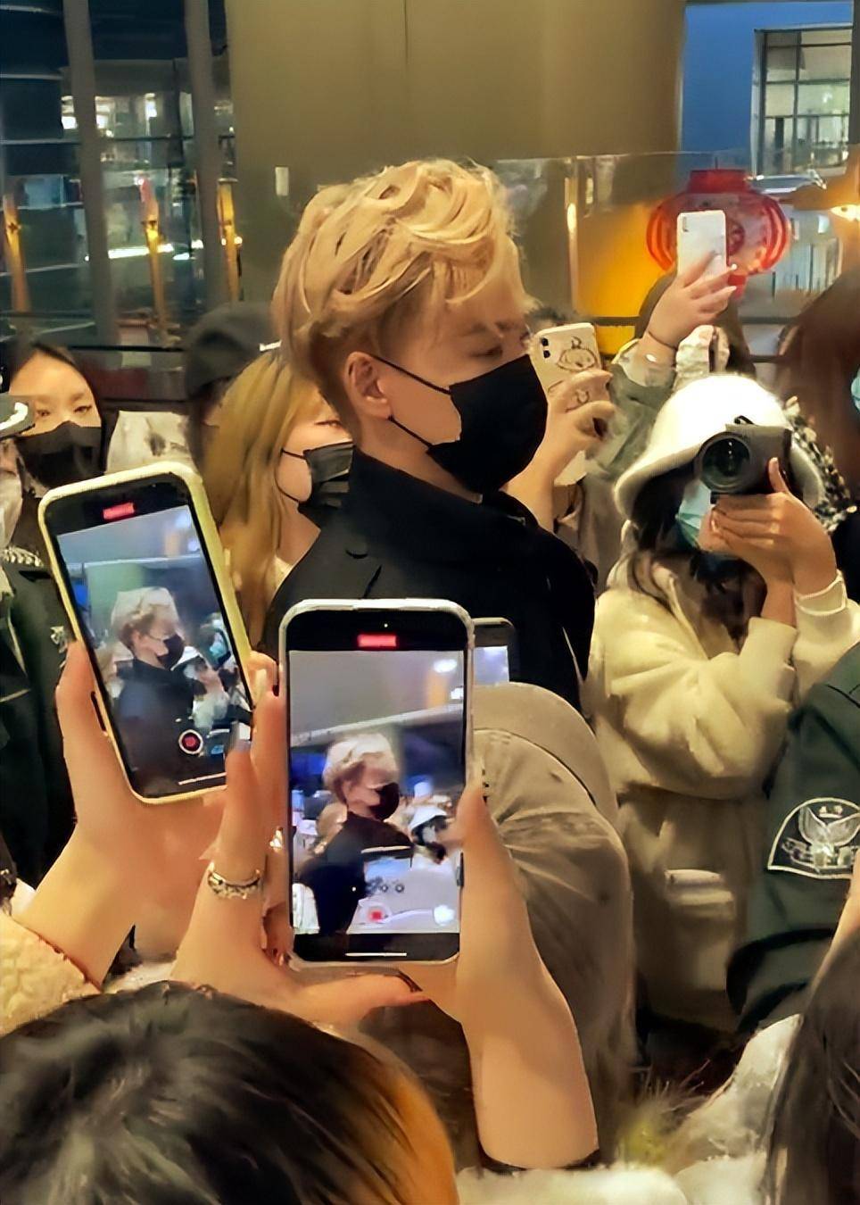 余景天粉丝嘲笑警察只能当保安6天后,在人民网与广电总局重压下终道歉