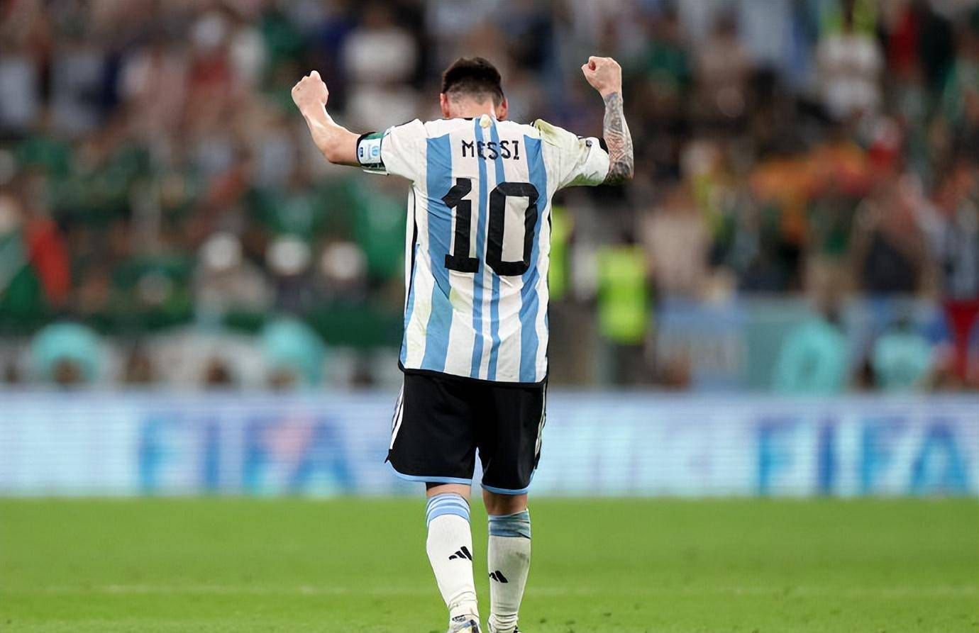 梅西,终于如愿捧起了大力神杯,成为了超越马拉多纳,在阿根廷足球史上