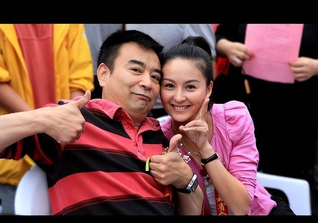 河南老戏骨岳跃利,前妻家喻户晓,二婚小11岁娇妻隐瞒从来不谈_电视剧