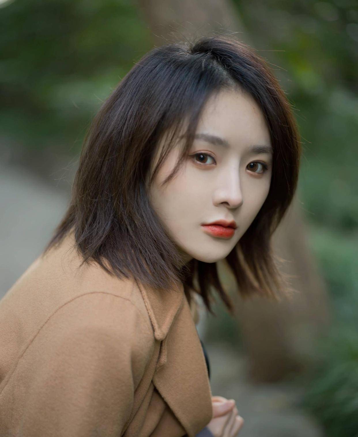 一个长相清秀又甜美的女孩,时刻充满着青春的气息!