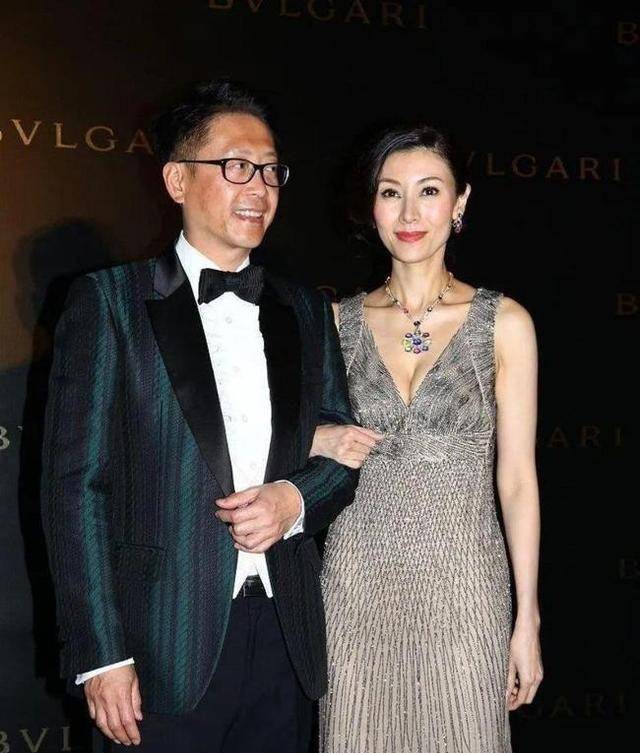 李嘉欣李嘉明:长相迥异各有心机,大龄嫁豪门,皆因善使手段逼婚_李佳明