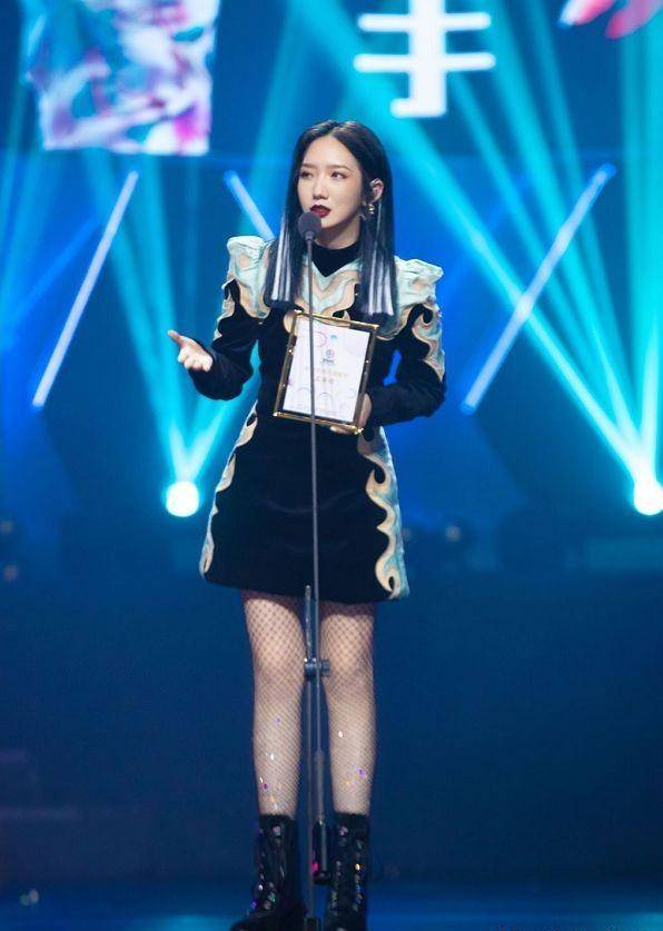 这怕是孟美岐"最贵的袜子",上下镶满"碎钻",穿后效果绝了_火箭少女