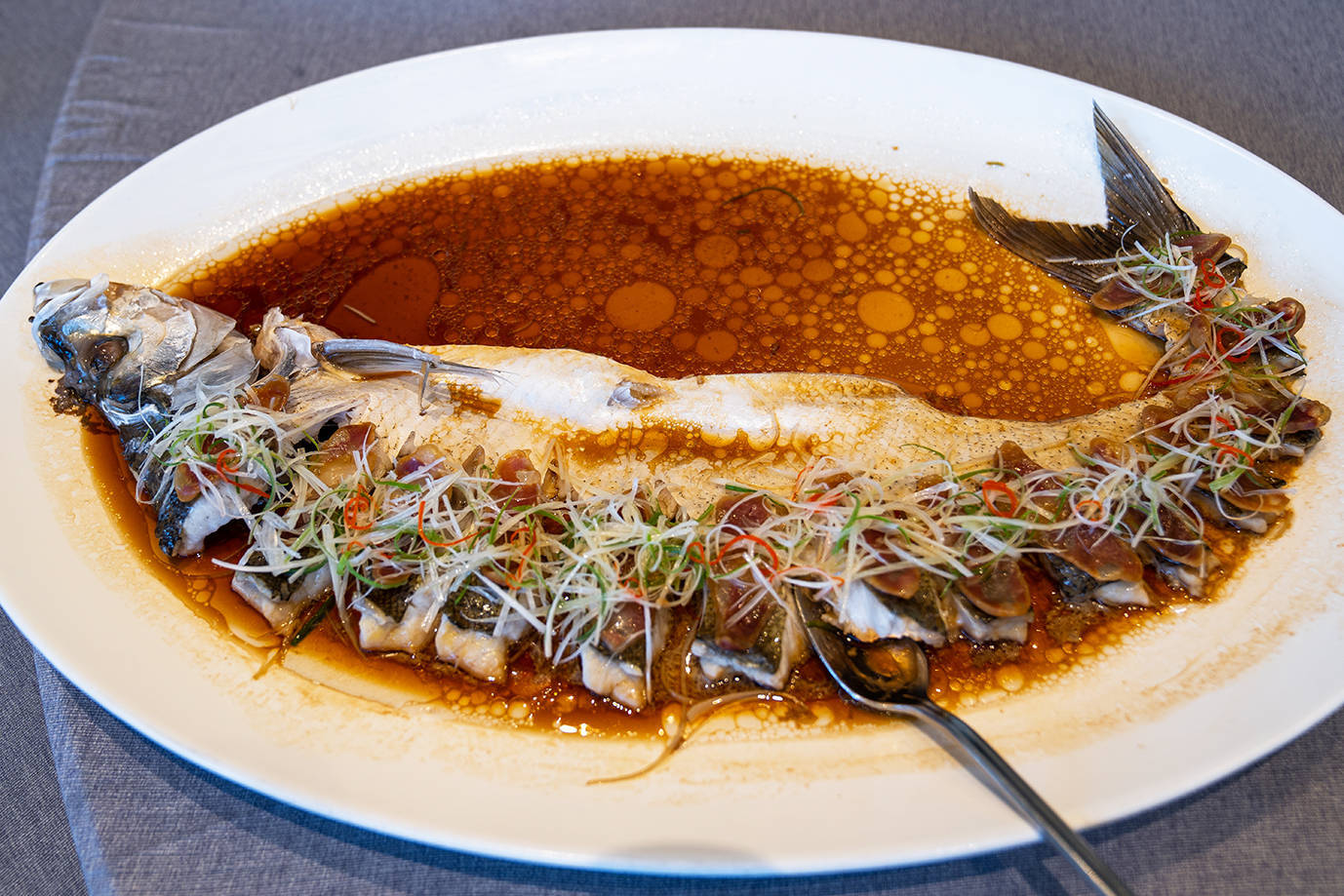 鸡油腊肠蒸白鱼.太湖有著名的三白:白鱼,银鱼,白虾.