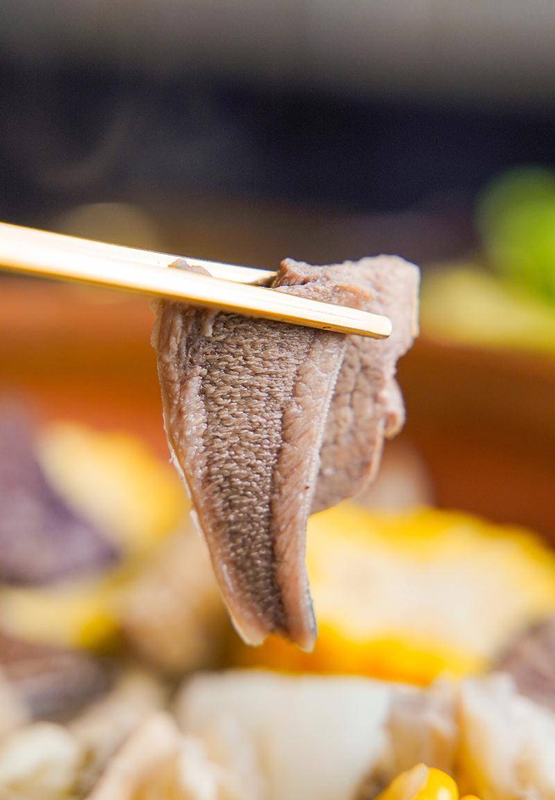 平时我们吃的牛杂煲只有牛肠,牛肺,牛草肚等几种常见的部位,但在这里