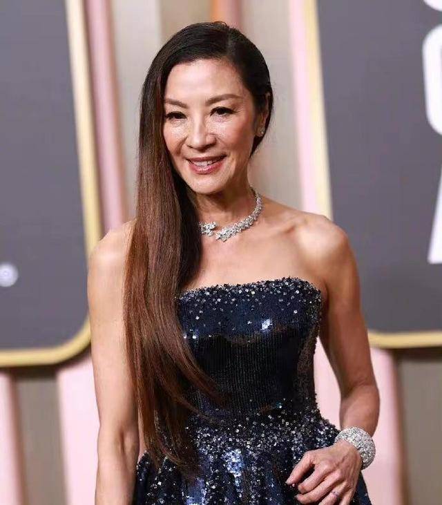 杨紫琼获金球奖,60岁头发依旧浓密,笑容灿烂有气质_感情_美国_影坛