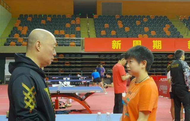 孙颖莎让恩师杨广弟当众落泪,两人之间的互动太有爱了_指导_生日_祝福