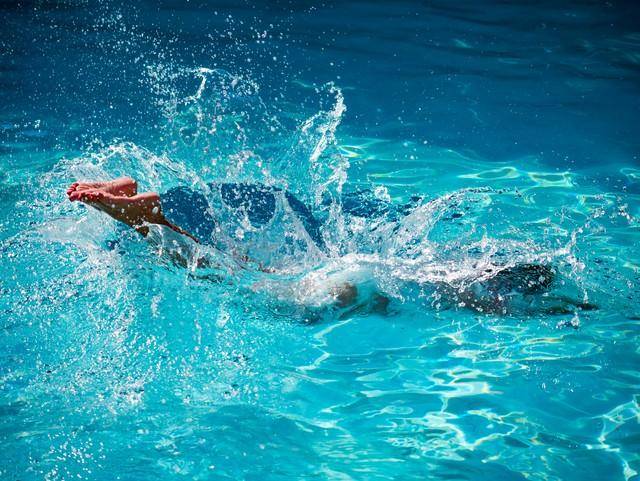 世界上最惨烈的跳水,两次跳水拿鸡蛋,把裁判整蒙圈了_比赛_天才_金娜