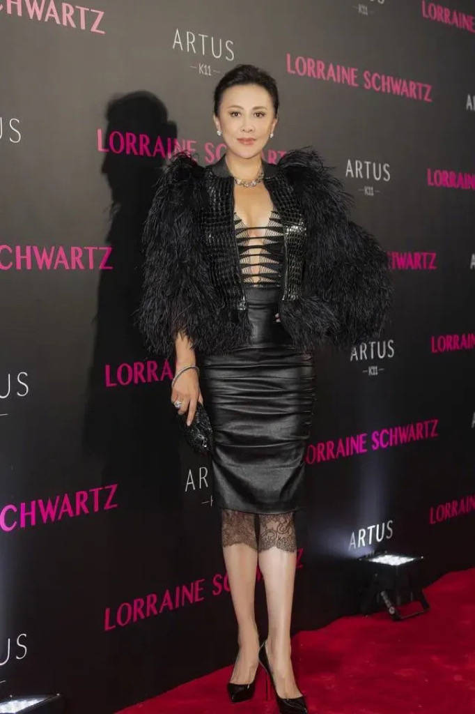 刘嘉玲真够"张扬"的,紧身皮裙领口开到腰,不生娃身材就是好_时尚_外套