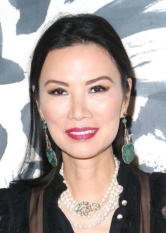 年轻时候的邓文迪,出生于济南,在江苏长大,之后随着父母去了广州,在