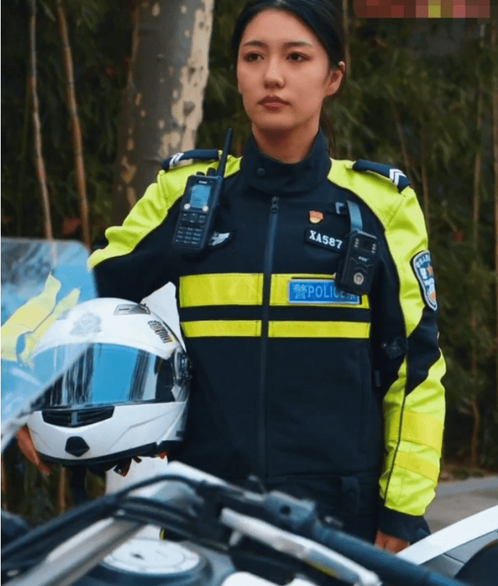 95后女警察走红,英姿飒爽车技了得颜值还很高,"巾帼不让须眉"_孩子