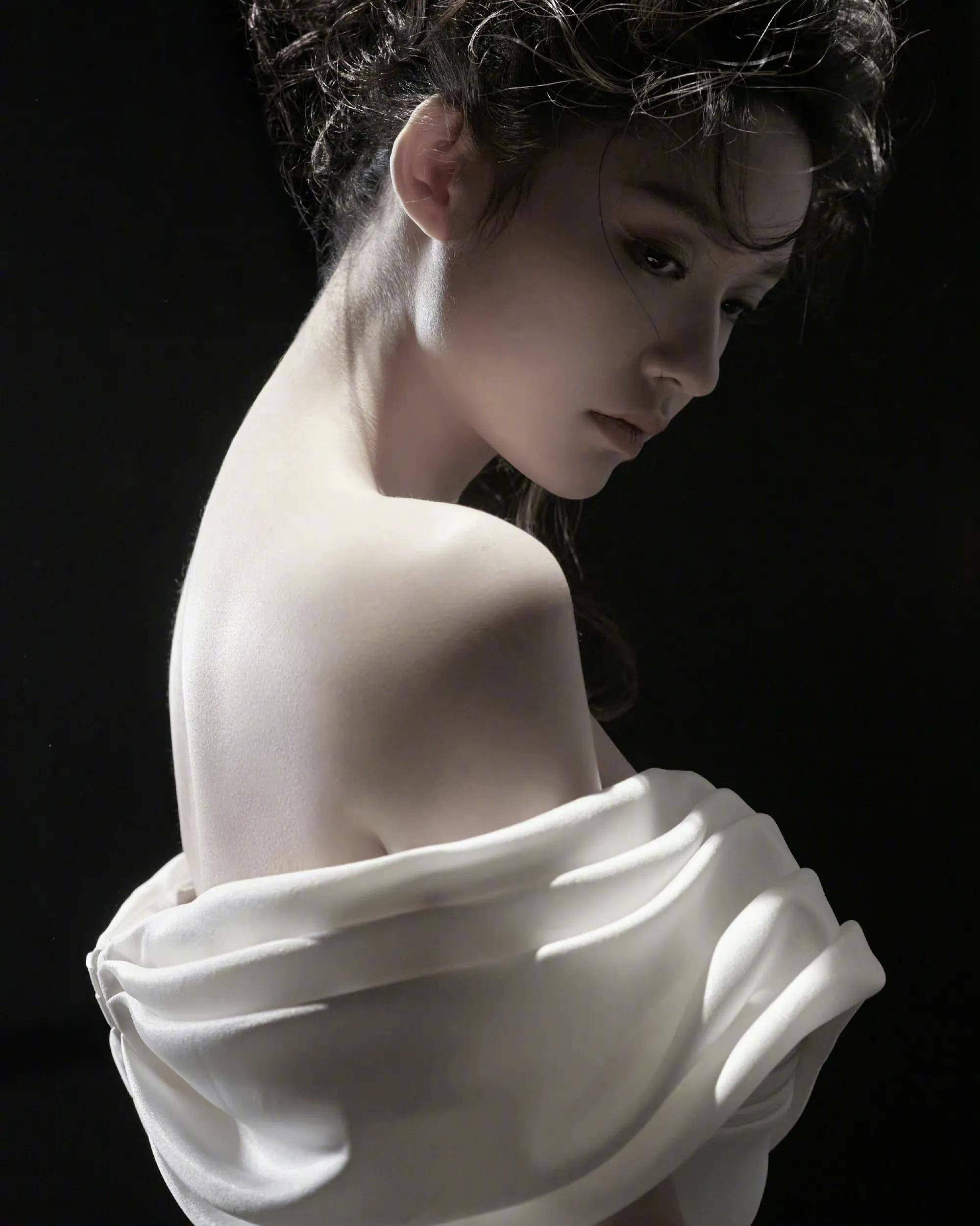 林允身穿白色露肩长裙,恍惚间还以为是大s!太像了!_感觉_照片_显得