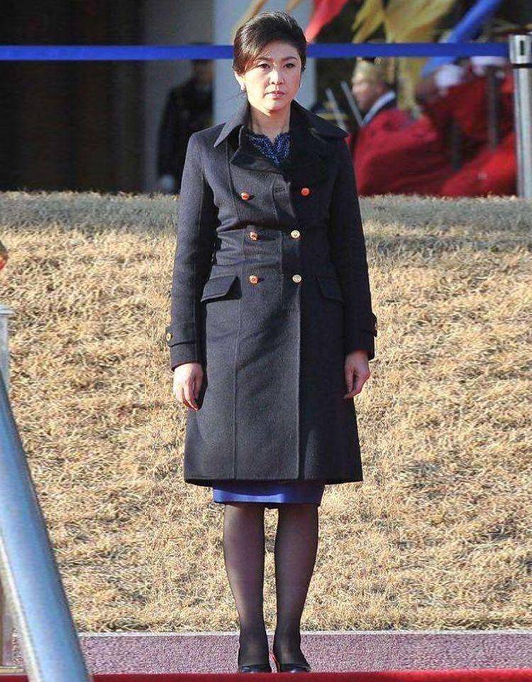 看了55岁英拉的打扮,我悟了:衣服成套,裙子过膝,优雅又高级_气质_中年