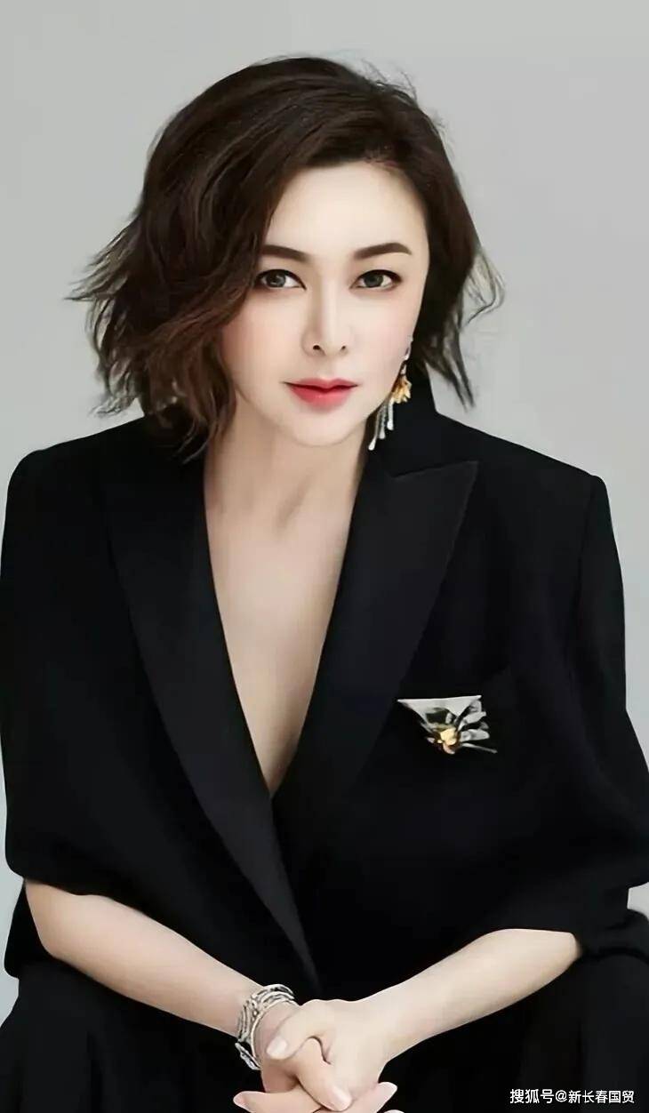 气质出众,虽然已经60岁了,但保养得宜,依然明艳动人,被赞"冻龄女神"