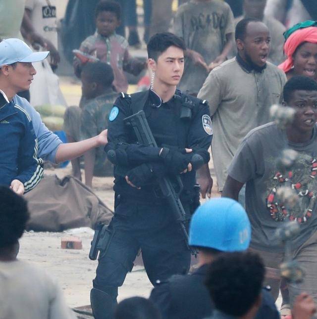 《冰雨火》路透照流出,看到王一博的警察造型,这身材真绝_训练_陈宇