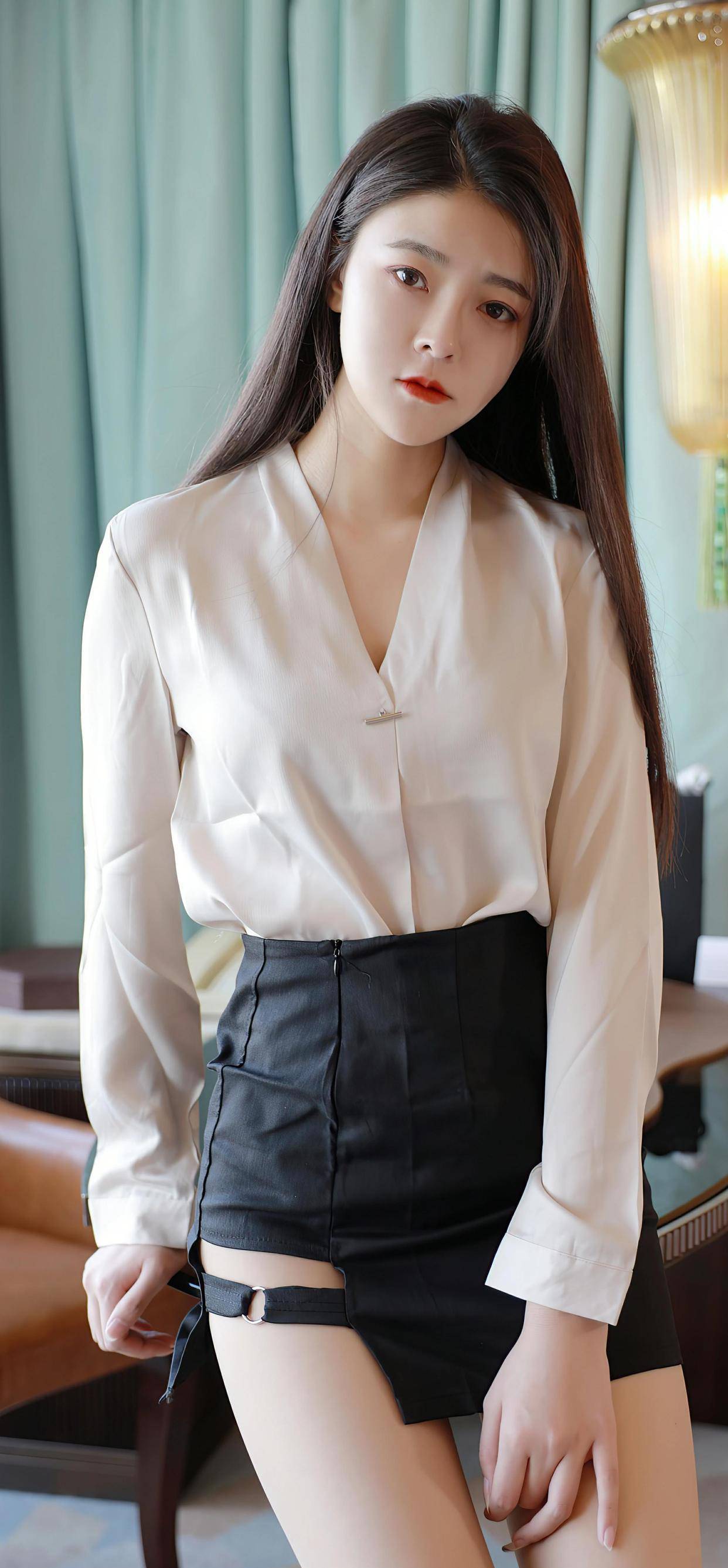 漂亮的小姐姐,个子高挑,长腿修长,名副其实的俏佳人