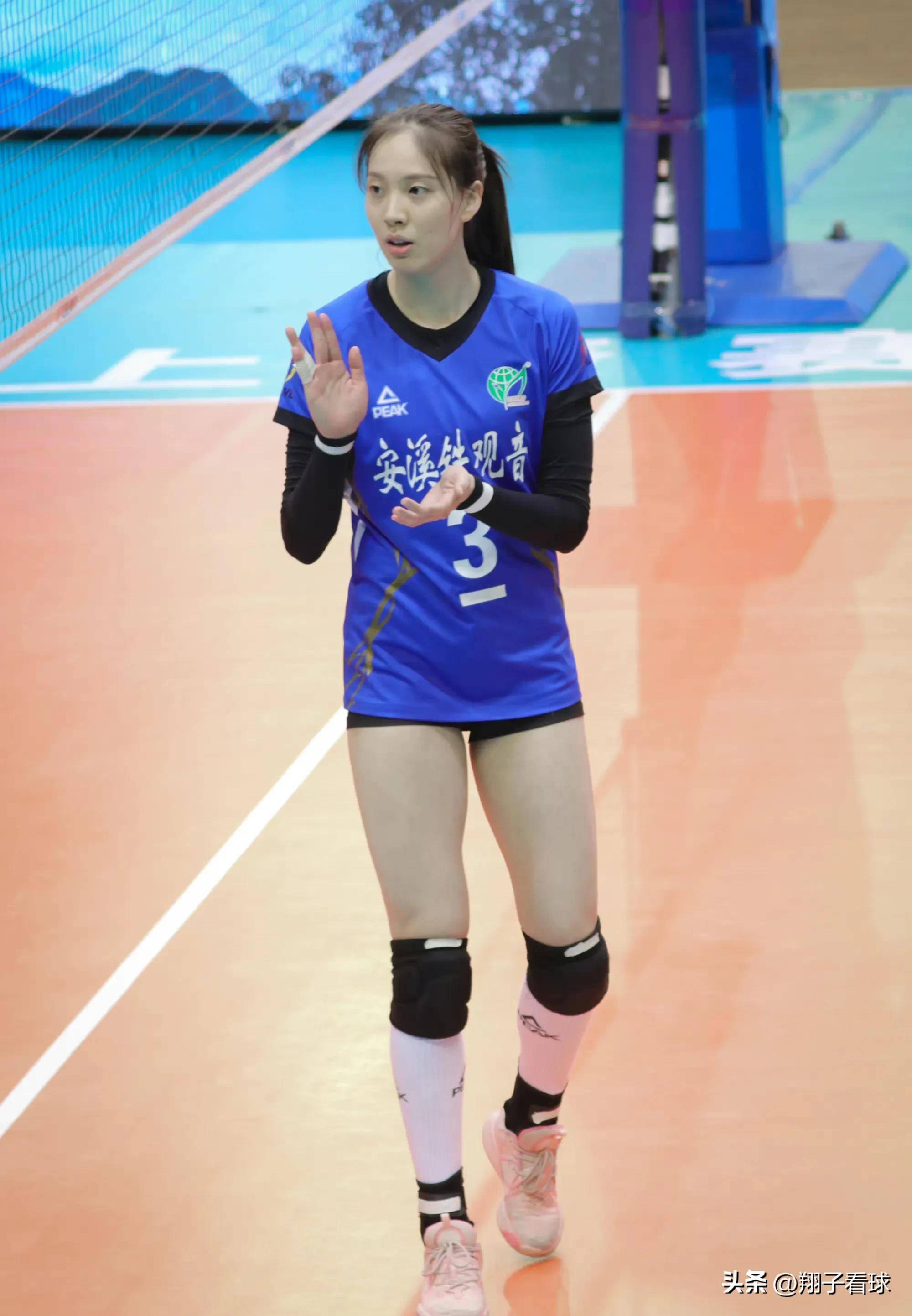 郑益昕曾经多次入选国家女排,有着全能副攻的美誉,但终究因为身高的